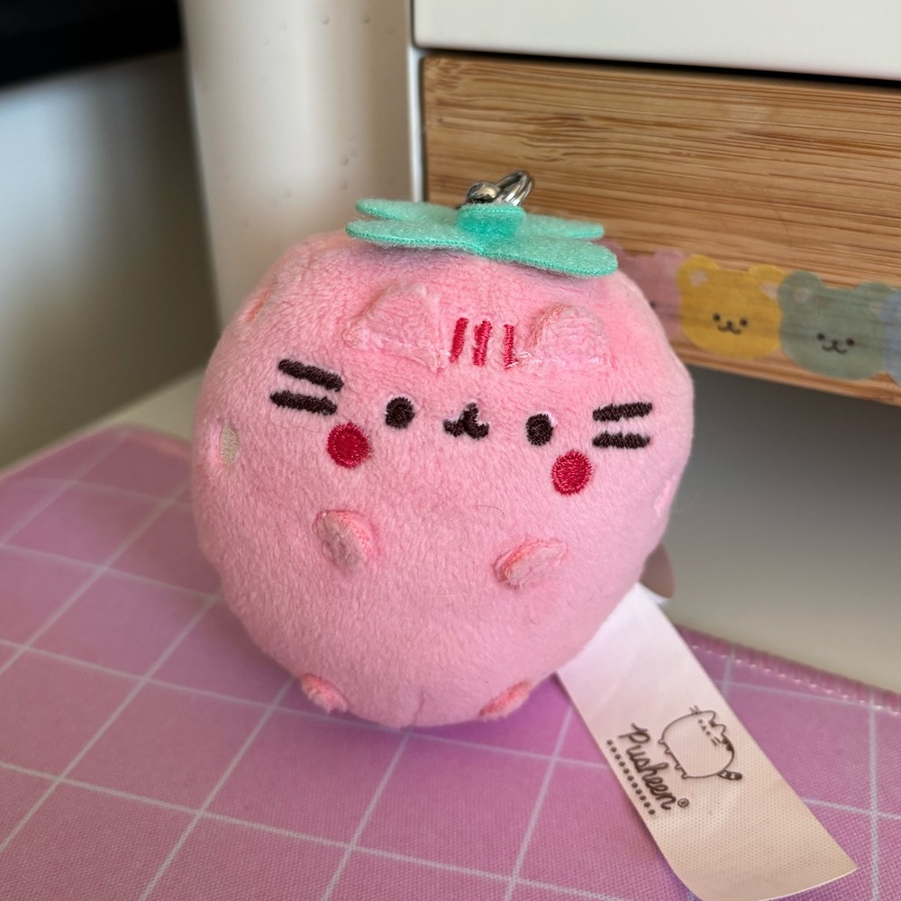 Pusheen Series 21 Strawberry Keychain